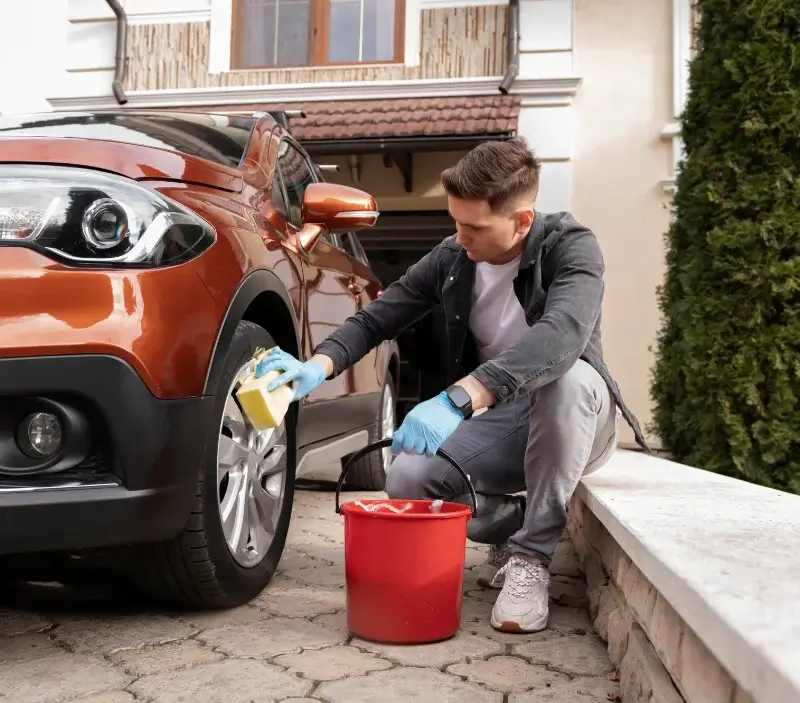 Lavage auto à domicile Cernay-la-Ville : professionnel intervenant sur un véhicule